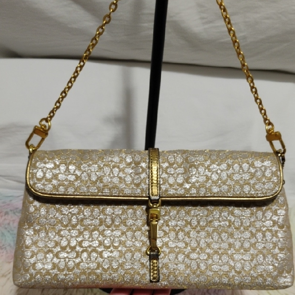 Coach Gold Shimmer
Signature Canvas Leather
Vintage Metallic chain shoulder bag - Picture 12 of 12